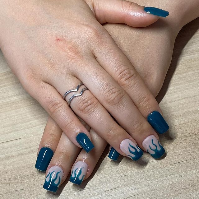 Ongles avec vernis bleu et flammes bleues
