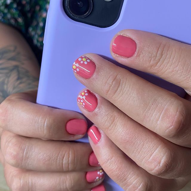Ongles avec vernis roses et fleurs