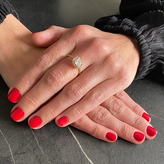 Ongles avec vernis rouge simple