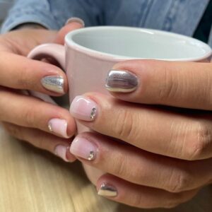 Ongles avec vernis couleur argent et rose