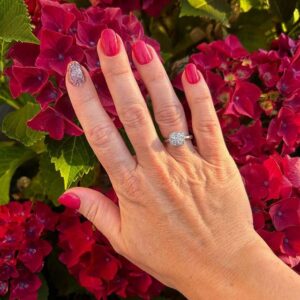 Ongles avec vernis rouge et paillettes